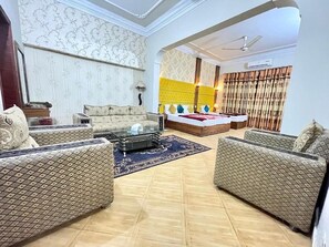 Televisor LCD de 32 polzades amb canals per satèl·lit i televisor