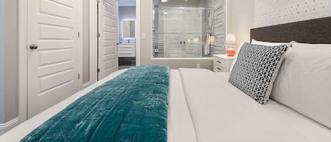 1 slaapkamer, een bureau, een strijkplank/strijkijzer, reisbedje