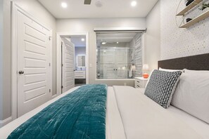 1 間睡房、書桌、熨斗/熨衫板、可攜式嬰兒床