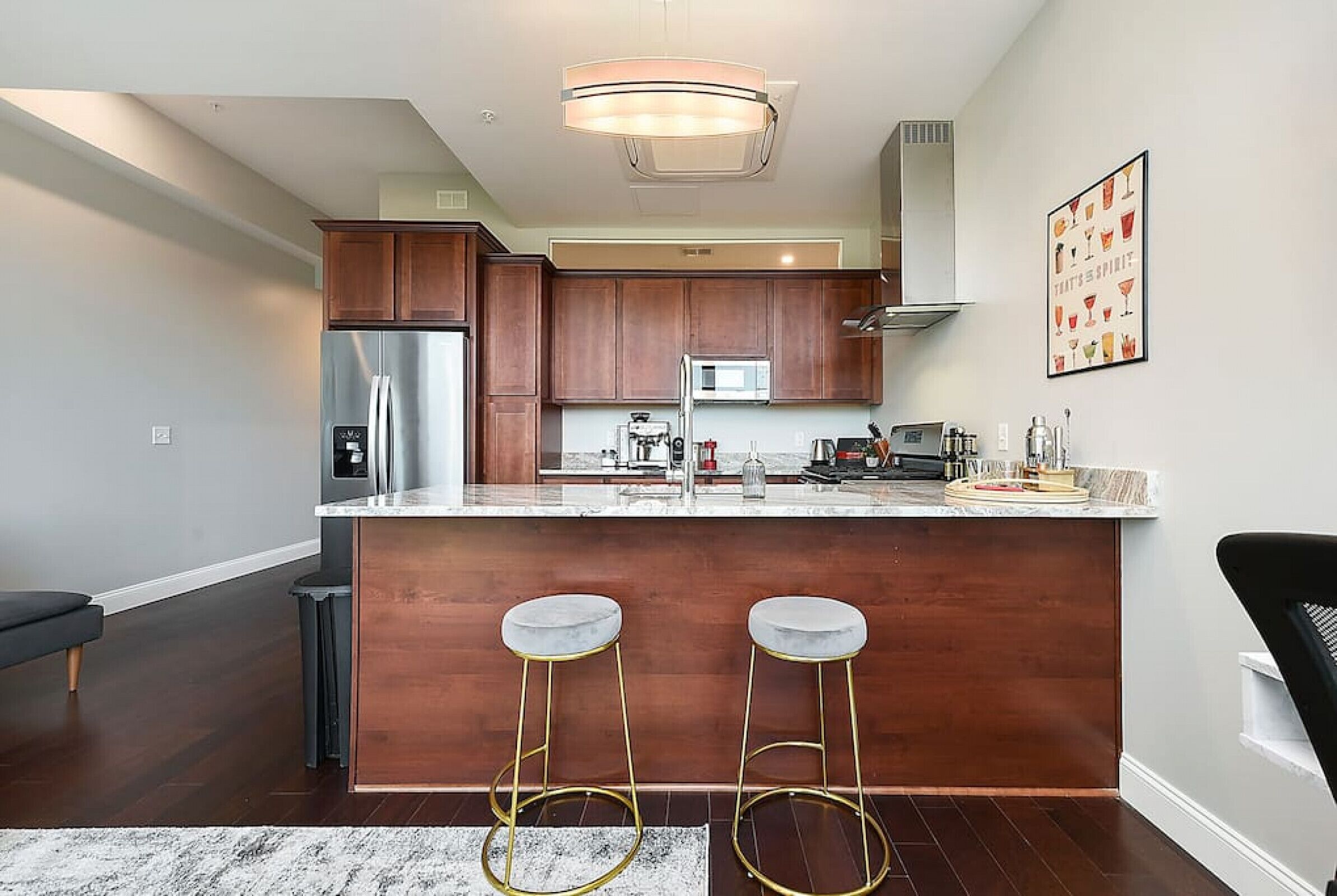 Jääkaappi, mikroaaltouuni, uuni, liesi