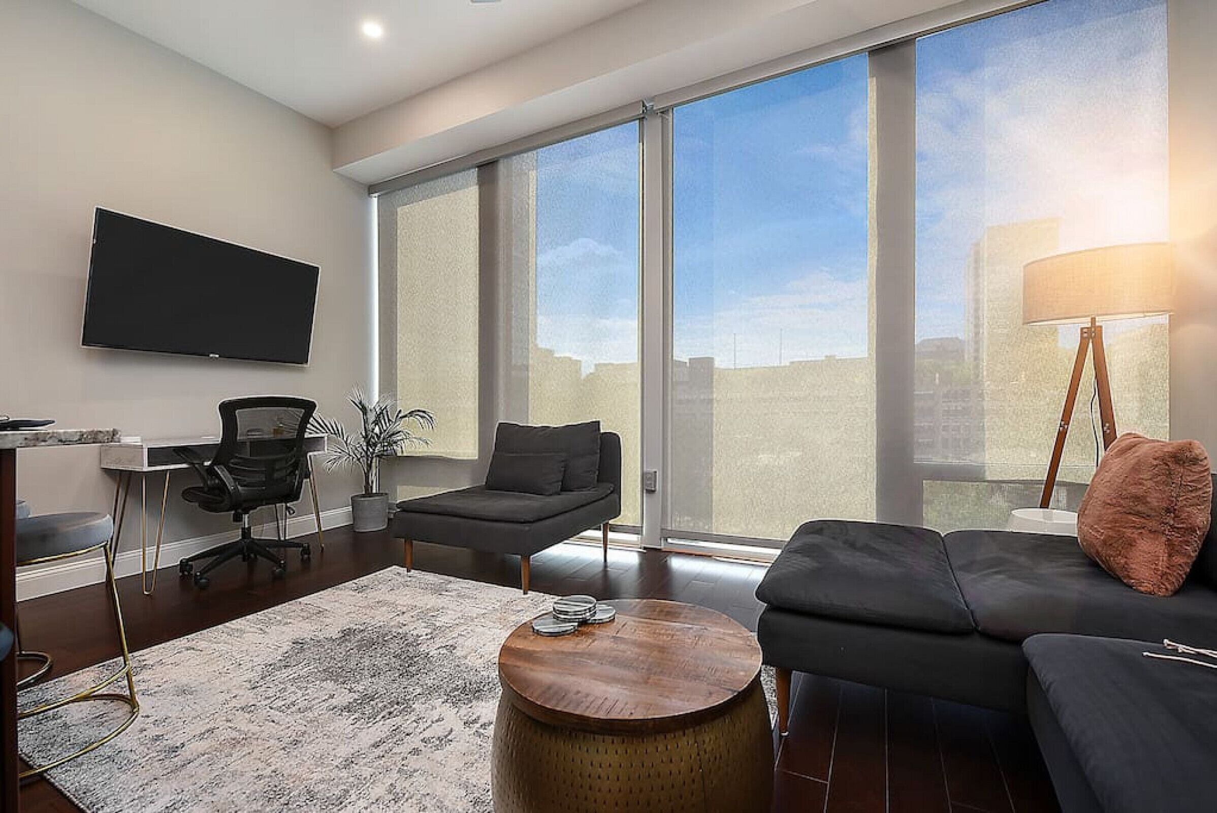 TV connectée, livres, espaces bureaux