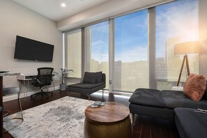 TV connectée, livres, espaces bureaux