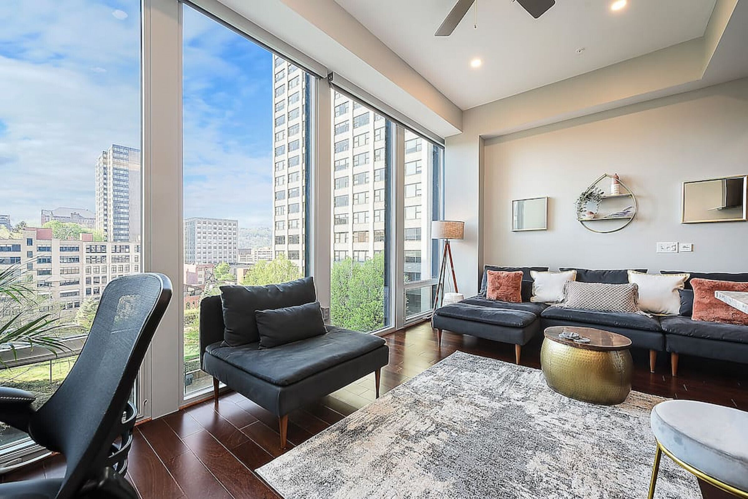 智能电视、书、办公室