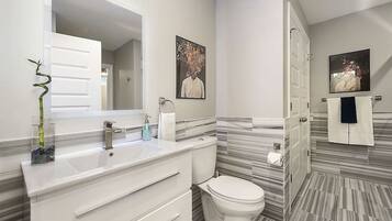 Tina con regadera, tina de hidromasaje, secadora de cabello, toallas