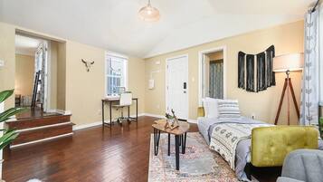 1 slaapkamer, bedden met traagschuimmatras, een bureau