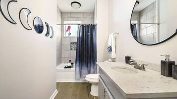 Kombinert dusj/badekar, miljøvennlige toalettsaker, hårføner og håndklær