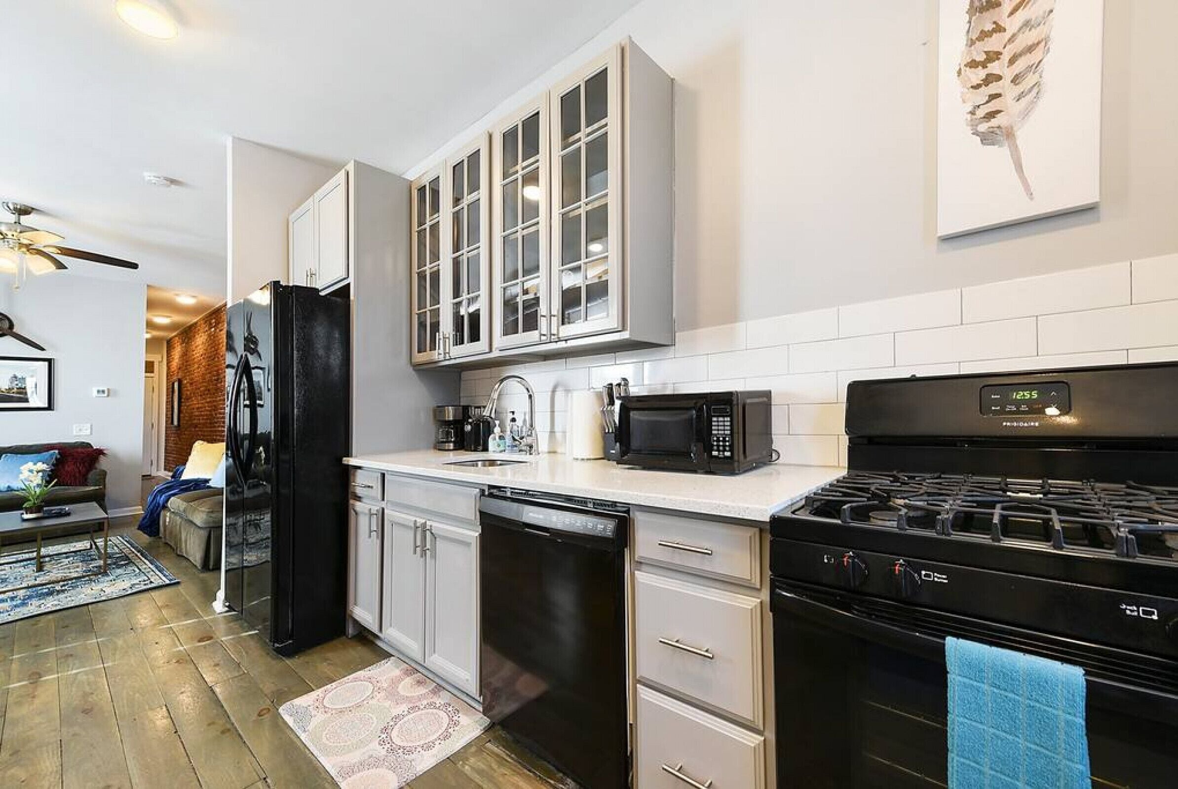 Jääkaappi, mikroaaltouuni, uuni, liesi