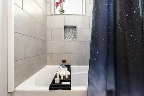 Combined shower/bathtub, eco-friendly toiletries, hair dryer, towels