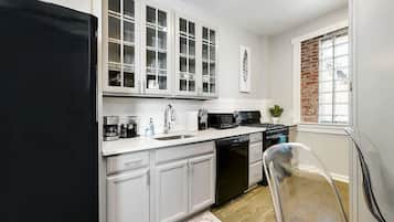 Een koelkast, een magnetron, een oven, een kookplaat