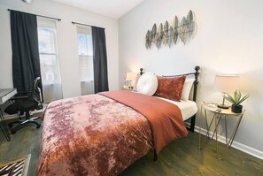 2 slaapkamers, een bureau, een strijkplank/strijkijzer, gratis wifi