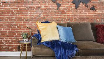 Smart TV, Netflix, books, streaming services
