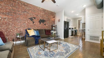 Smart TV, Netflix, books, streaming services