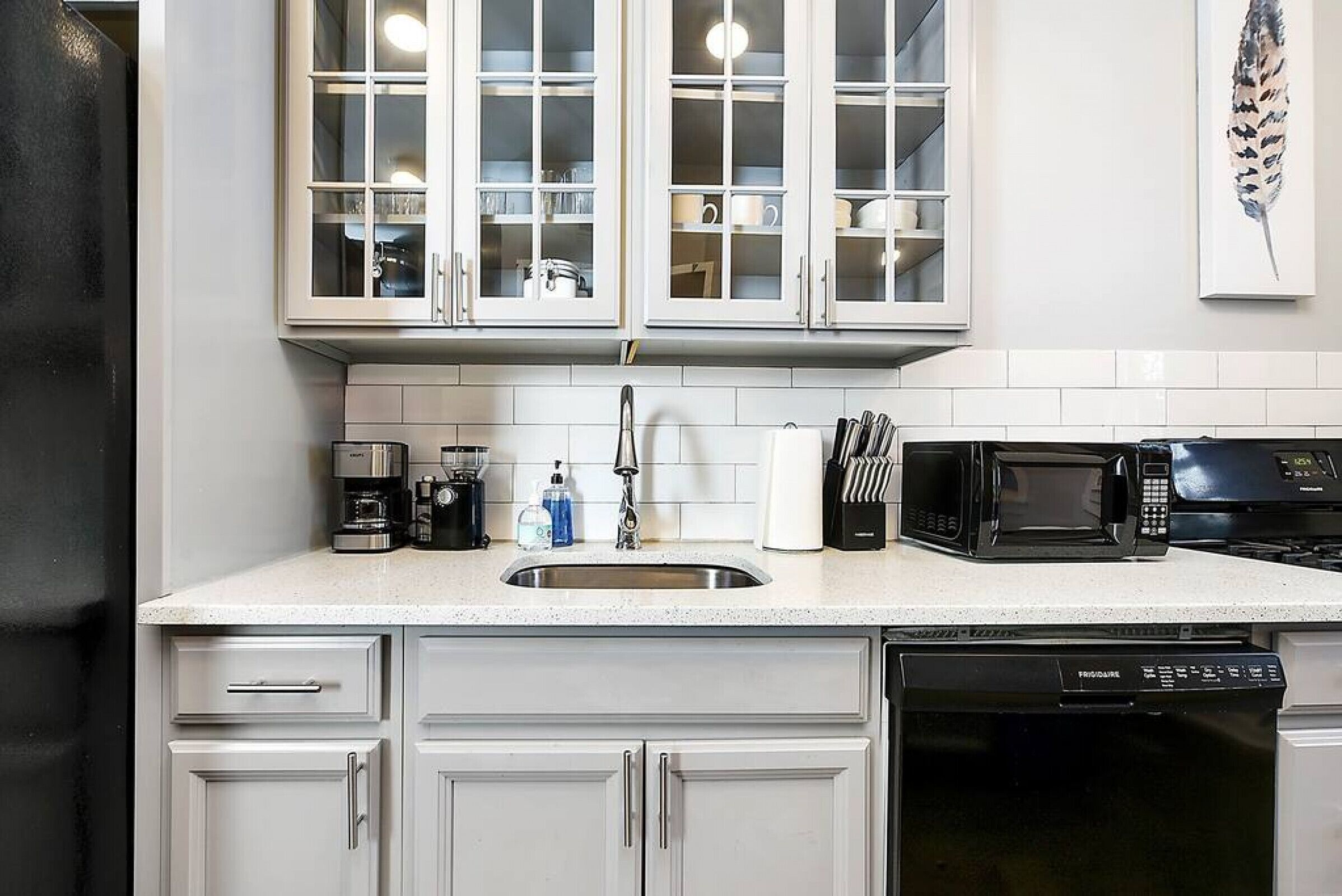 Jääkaappi, mikroaaltouuni, uuni, liesi