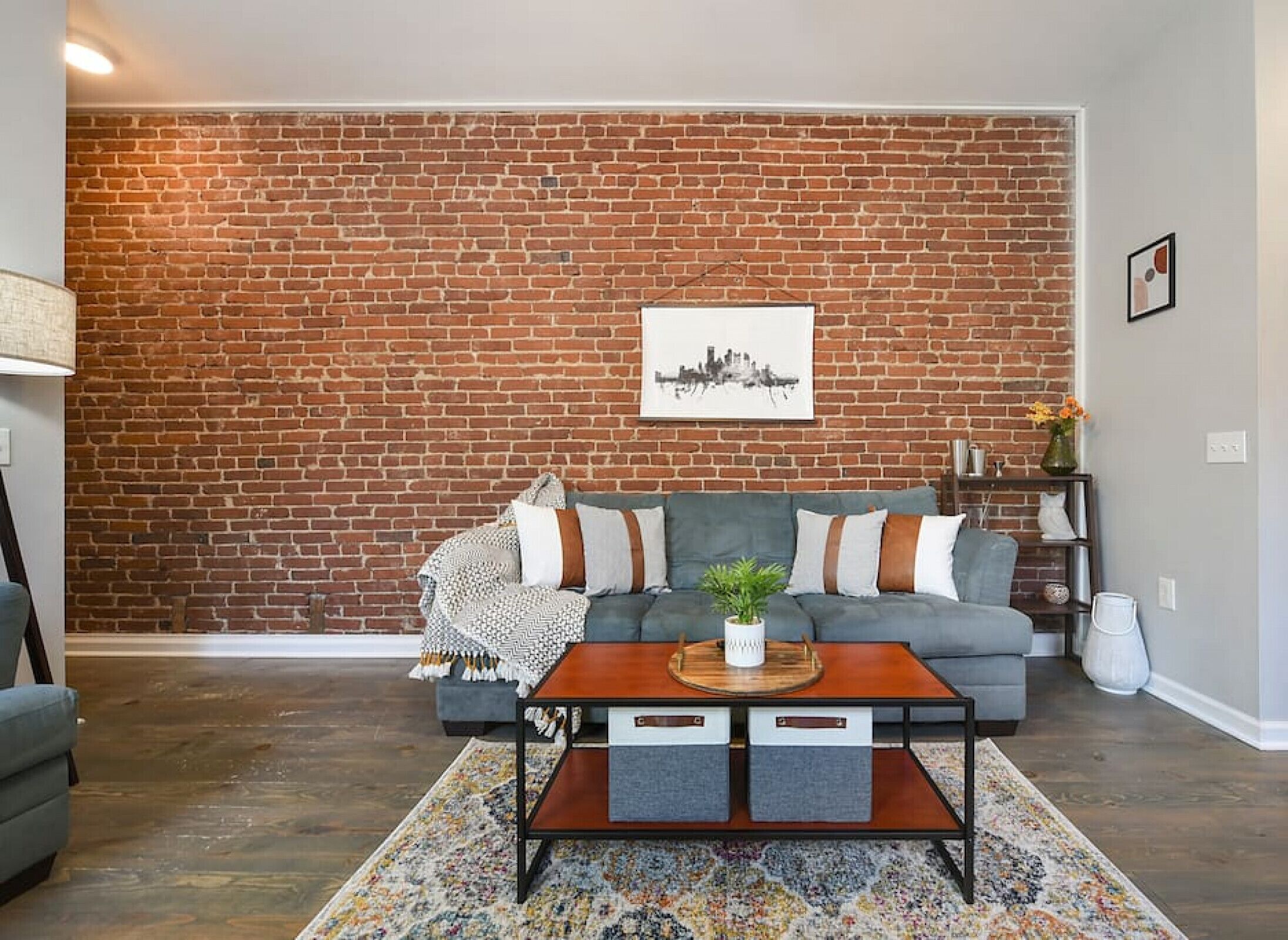 Smart TV, libros y oficina 