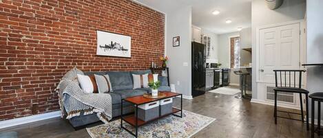 TV connectée, livres, espaces bureaux