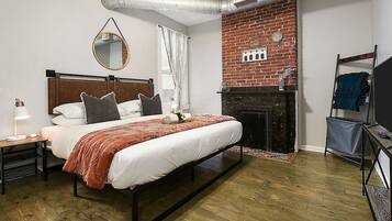 2 habitaciones, escritorio y tabla de planchar con plancha