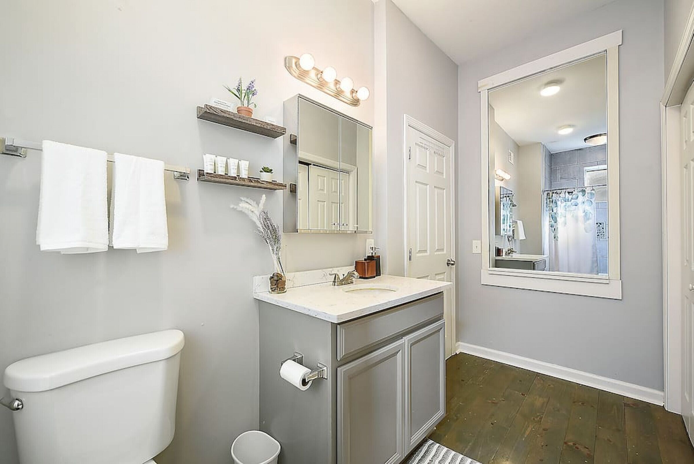 Ensemble douche/baignoire, articles de toilette écologiques