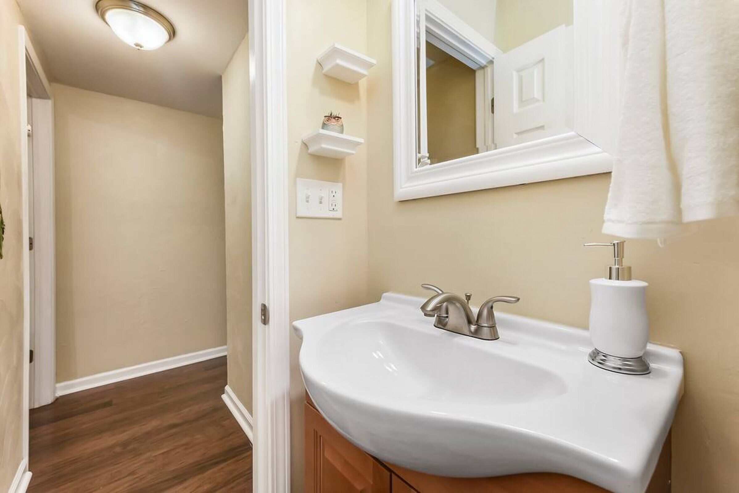 Combined shower/bathtub, eco-friendly toiletries, hair dryer, towels