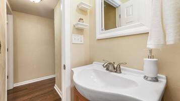 Combined shower/bathtub, eco-friendly toiletries, hair dryer, towels
