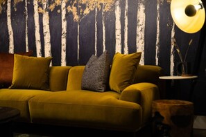 تلفزيون ذكي، مدفأة، ستيريو، مكتب