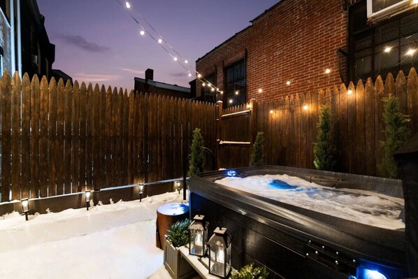 Outdoor spa tub