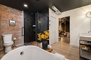 Combined shower/bathtub, eco-friendly toiletries, hair dryer, towels - 187 Banner Way - Lawrenceville (Pittsburgh)