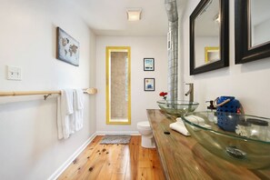 Combined shower/bathtub, eco-friendly toiletries, hair dryer, towels