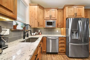 Køleskab, mikrobølgeovn, ovn, kogeplade