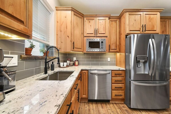 Refrigerador, microondas, horno, placa de cocina