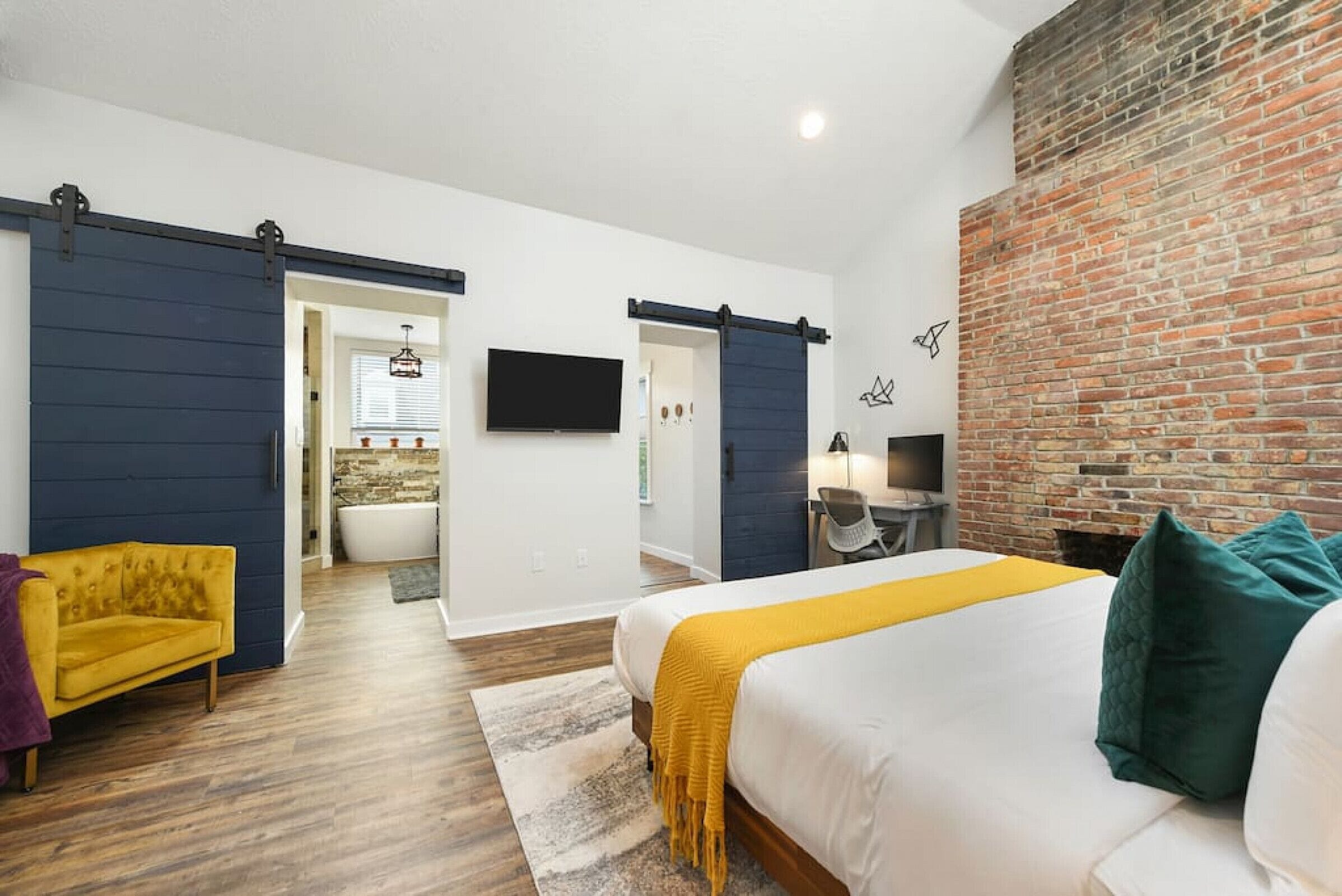 2 makuuhuonetta, työpöytä, silitysrauta/-lauta, ilmainen Wi-Fi