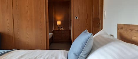 4 quartos, Wi-Fi de cortesia, roupa de cama