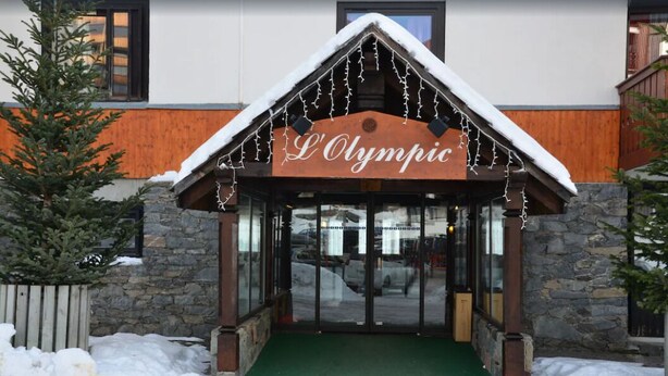 A building with a sign reading "L'Olympic" and a snow-covered entrance. - Studio Cabin 25m² at the foot of the slopes (Val Thorens)
