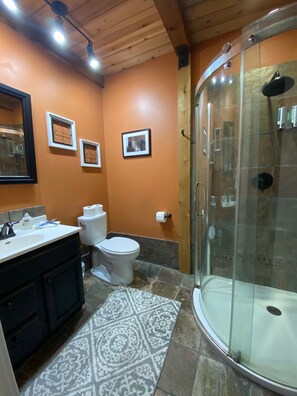 تجهيزات دش، مجففات شعر، مناشف، صابون