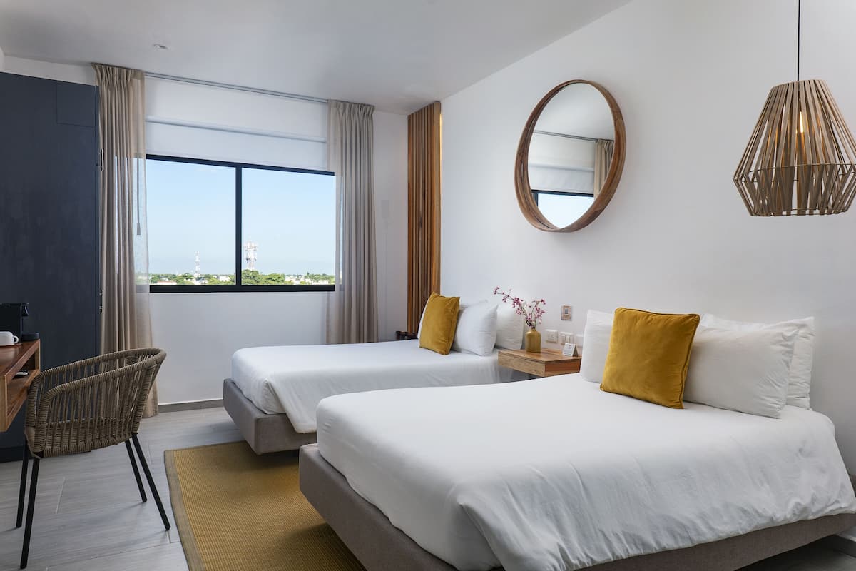 Doppelzimmer, 2 Doppelbetten | Hochwertige Bettwaren, Daunenbettdecken, Minibar, Zimmersafe