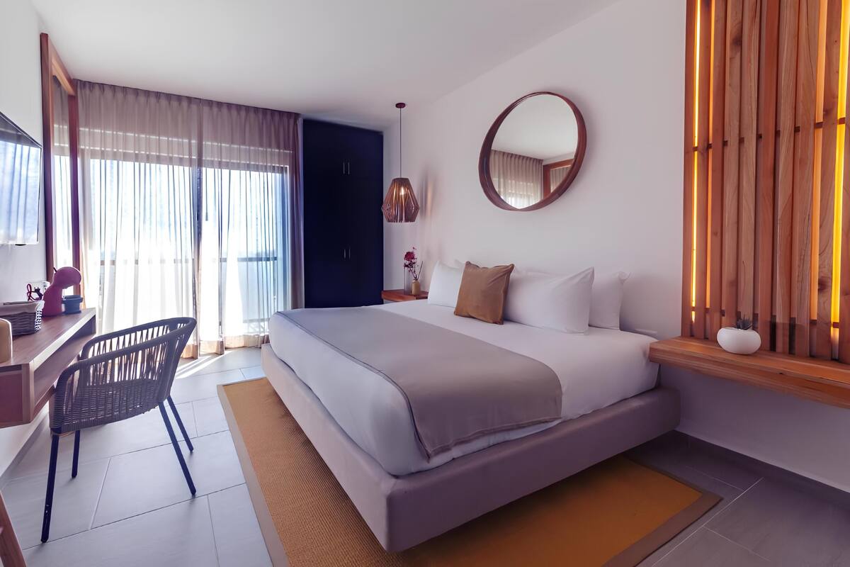 Seprai premium, selimut bulu angsa, minibar, dan brankas
