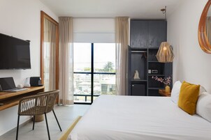 高级双人房, 1 张特大床, 阳台 | 高档床上用品、羽绒被、迷你吧、客房内保险箱