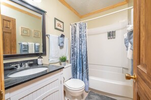 Bañera con ducha, secador de pelo, toallas
