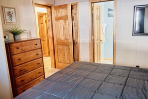 3 habitaciones, escritorio y tabla de planchar con plancha