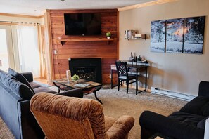 Smart TV, fireplace, books, streaming services - Cozy Condo at Summit- 103D (Snowshoe)