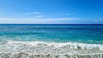 Beach nearby, sun loungers, beach towels