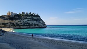 Beach nearby, sun-loungers, beach towels