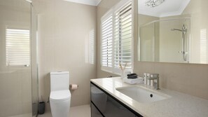 Een bad, een haardroger, toiletpapier