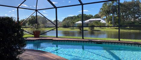 Una piscina al aire libre, una piscina climatizada