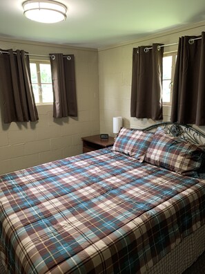 2 bedrooms, free WiFi, bed sheets - Updated 2-Bedroom Cabin on Bull Shoals Lake  (Oakland)
