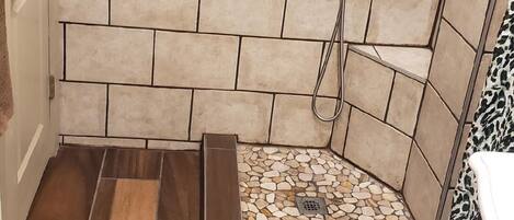 Regadera, toallas, jabón, papel de baño