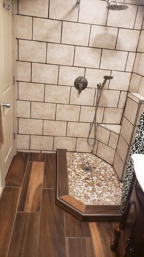 Regadera, toallas, jabón, papel de baño