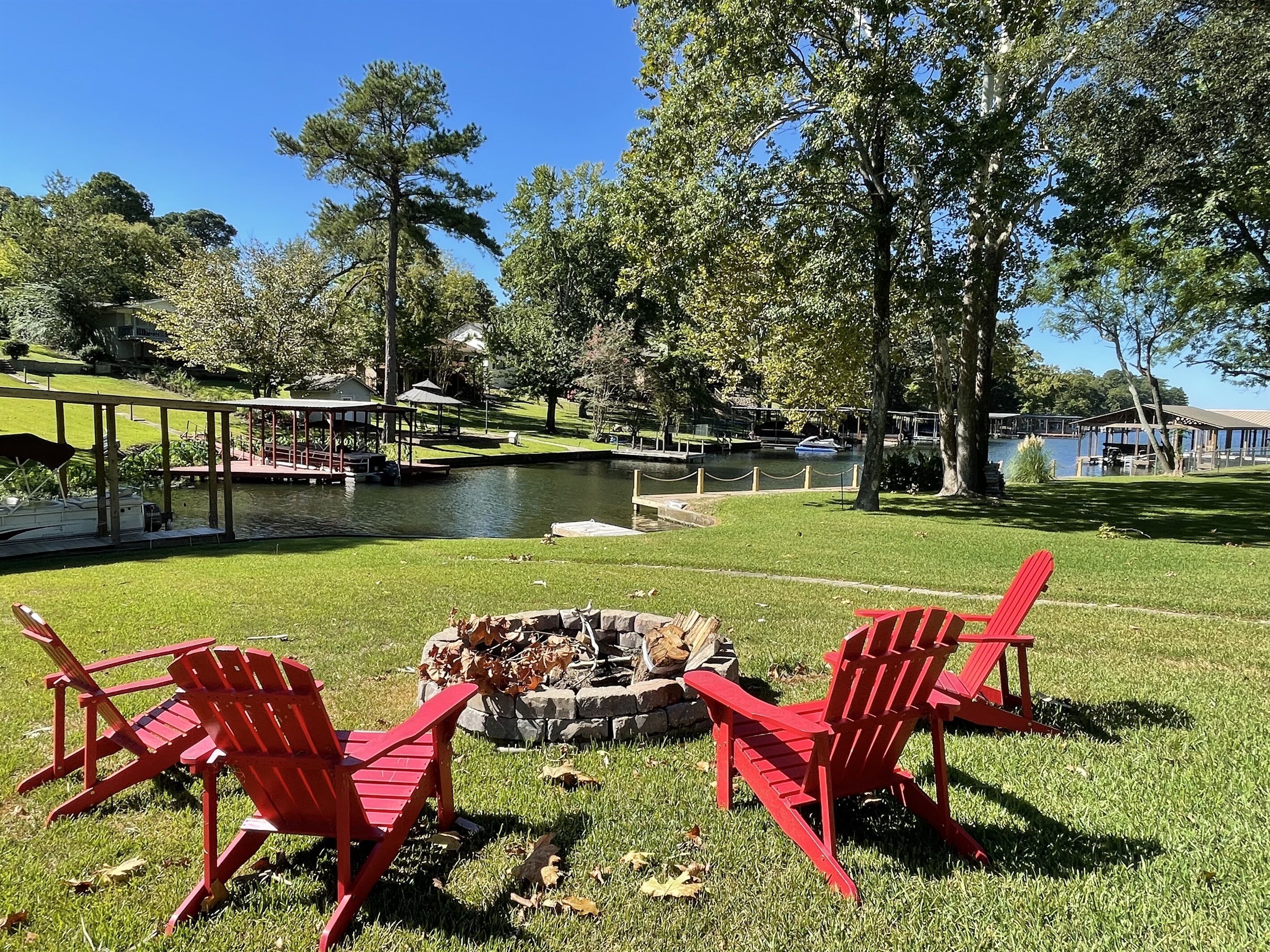 Kayaks~Firepit~On Lake~3 King beds~Gameroom