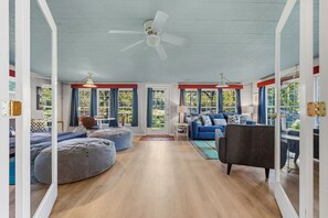 Smart TV, fireplace, video games, books - Waterfront! Firepit~3 King bedrms~playroom~kayaks~near restaurants (Hot Springs)