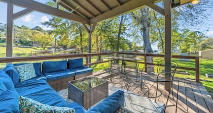 Waterfront! Firepit~3 King bedrms~playroom~kayaks~near restaurants