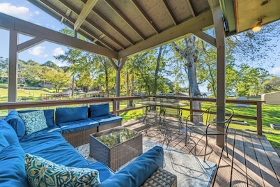 Waterfront! Firepit~3 King bedrms~playroom~kayaks~near restaurants